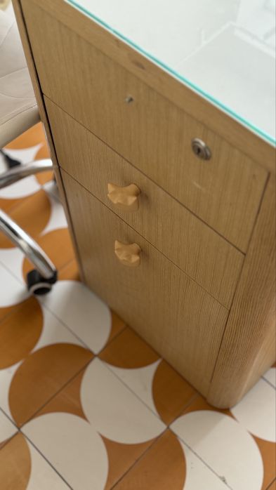 Стол маникюрный  150 000 тг