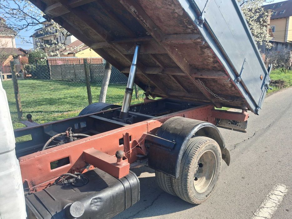 Camionetă ribaltabilă trilaterală