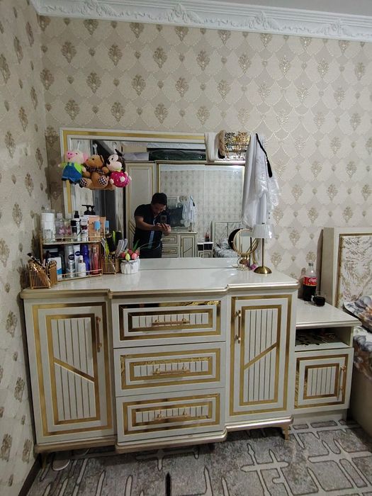 Продаётся а идеальном состояние спальня гарнитура