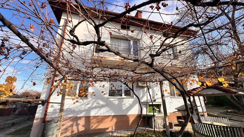 ПРОДАВА СЕ: Просторна двуетажна къща с двор и чудесна локация!