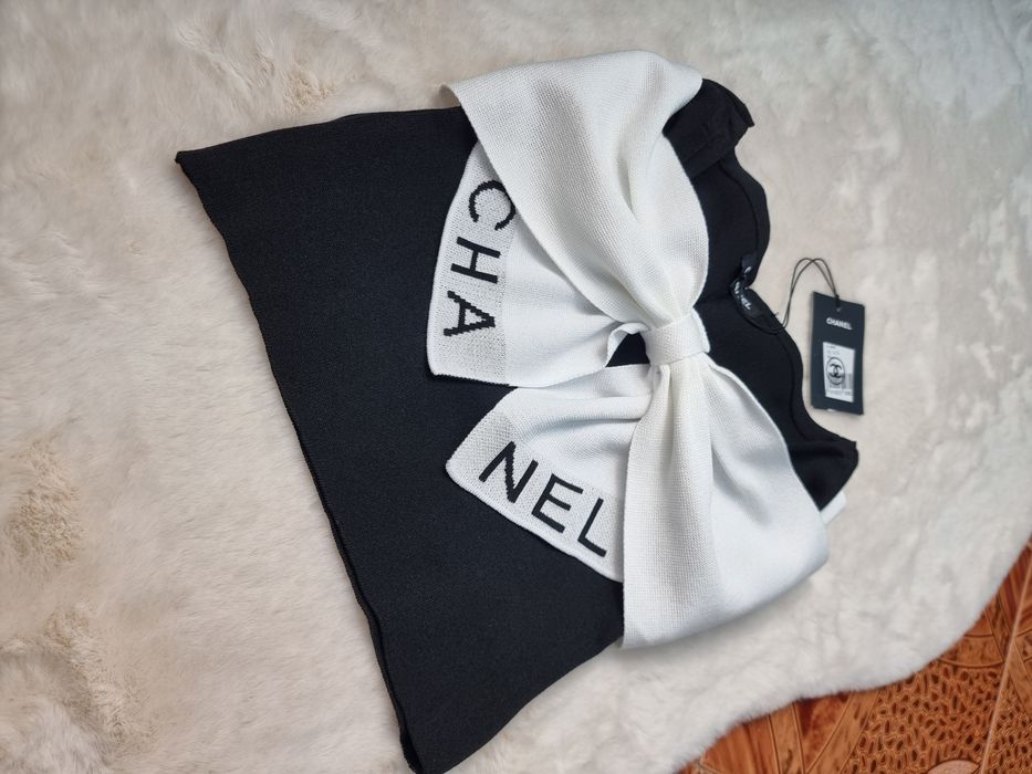 Top elegant alb-negru cu fundă statement, nou cu etichetă