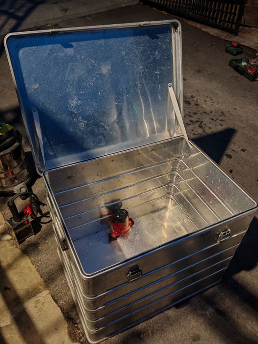 Продавам уникален алуминиев куфар