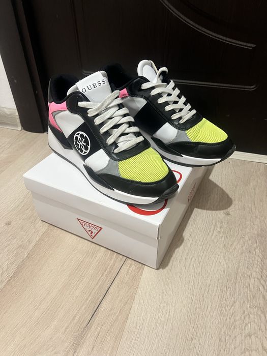 Оригинални дамски маратонки Guess