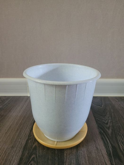 Продам горшок для цветов белые