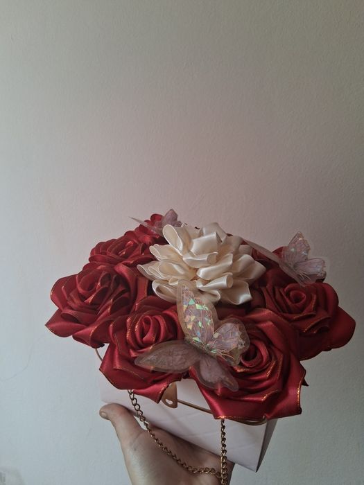 Aranjamente florale din satin