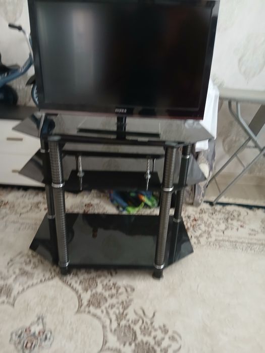 Продам телевизор с подставкой