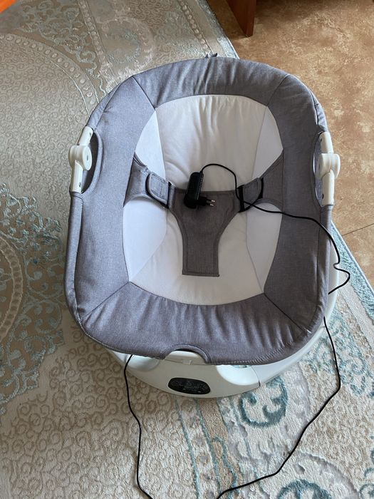 Продам детский музыкальный шезлонг серый