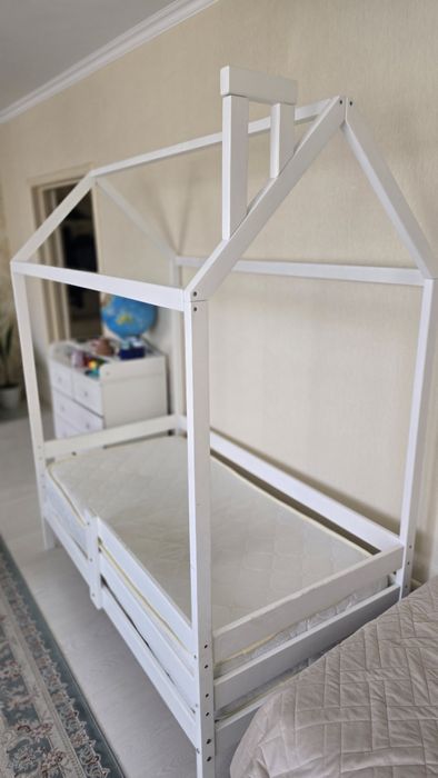 Кровать детская "Домик" деревянная белая с матрасомя