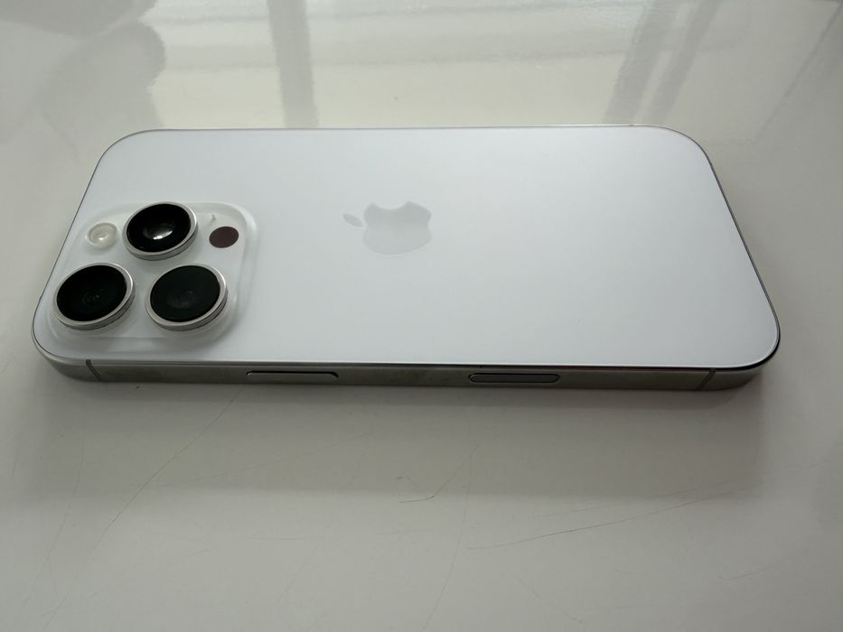 Iphone 16 pro 256gb в гаранция към Виваком, като нов