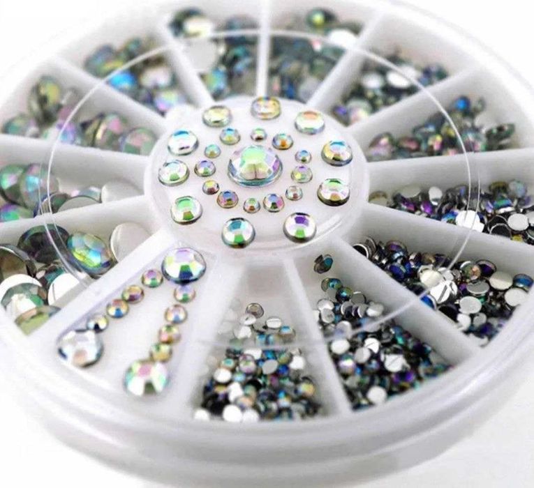 Комплект стразов на ногти в специальной удобной коробочке