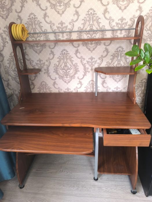 Продам компьютерный стол