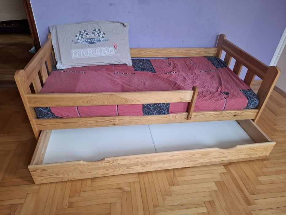 Продавам детско легло 85/165 см, часово, с чекмедже за съхранение и матрак 15 см