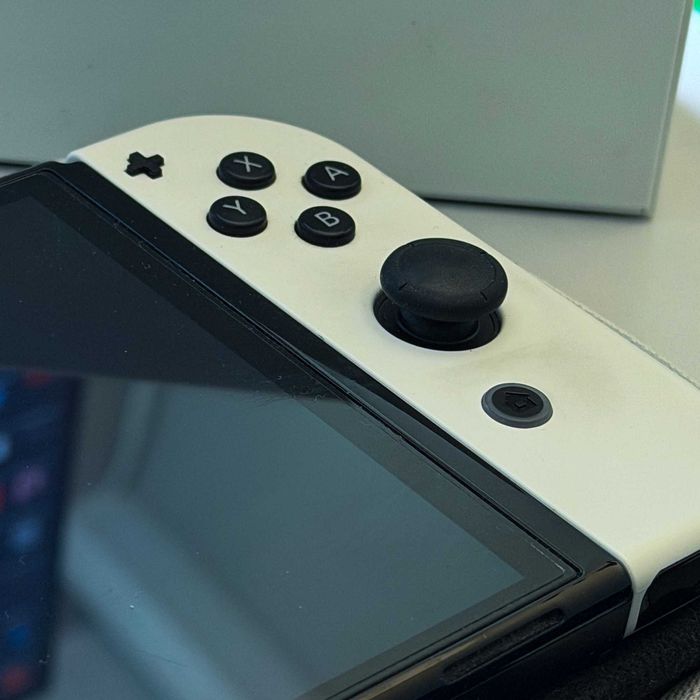 Nintendo Switch OLED 256GB + 4 Joy-Con-а + 2 игри + Carrying Case + подарък