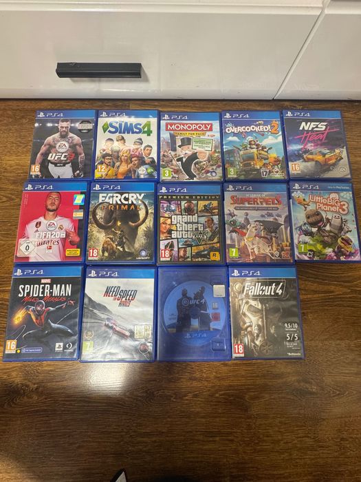 Vand Playstation 4 pro + 2 controllere +14 jocuri