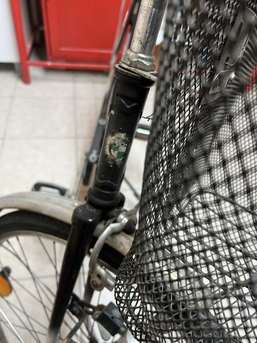 Vind bicicleta si canistre de metal si dulap de fier