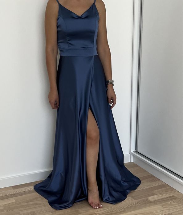 Синя сатенена дълга рокля