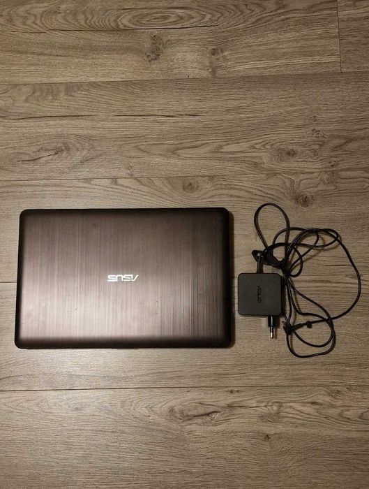 Laptop ASUS cu procesor Intel Core i5-6200U