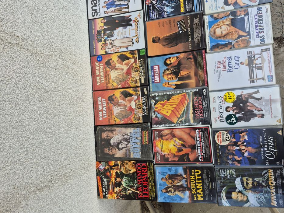 Vând 54 casete video VHS 80-120 minute, originale filme Razboi