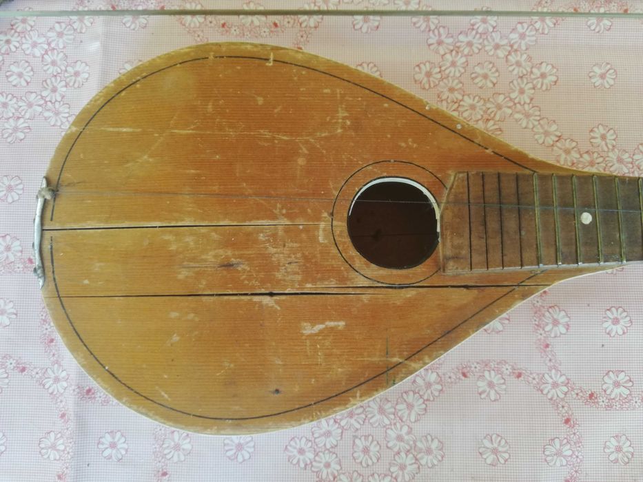 стара мандолина и лък музикален инструмент