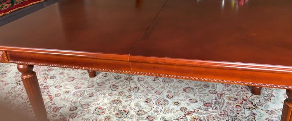 Стол из красного дерева