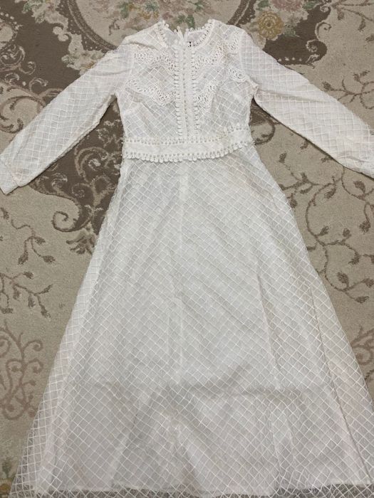 Платья белая длинный рукавами