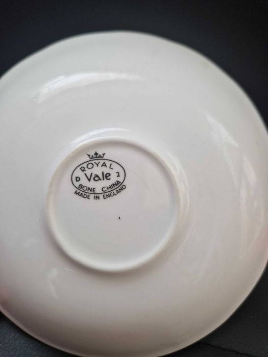 Продавам порцеланови чинийки