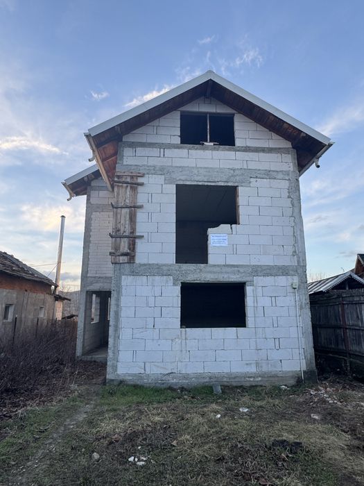 Casă P+M la roșu, teren 1600 mp schimb ap./garsonieră Pitești–Mioveni