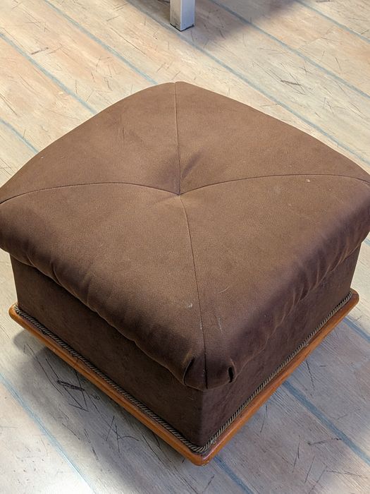 Диван сет включващ самия диван, табуретка и масичка