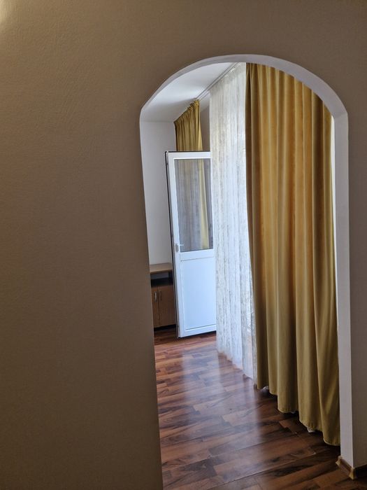 Inchiriez apartament 1300lei