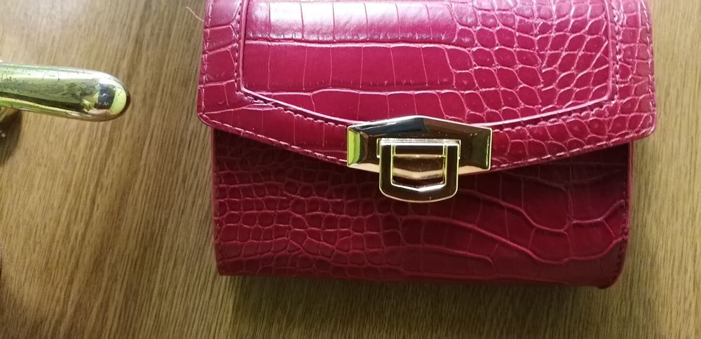 Подарък колан + Дамска чанта за през рамо. червена със златна катарама