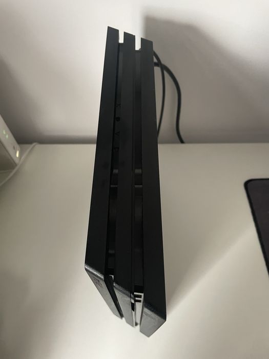 PS4 Pro 1TB + 2 cotrollere si 2 jocuri