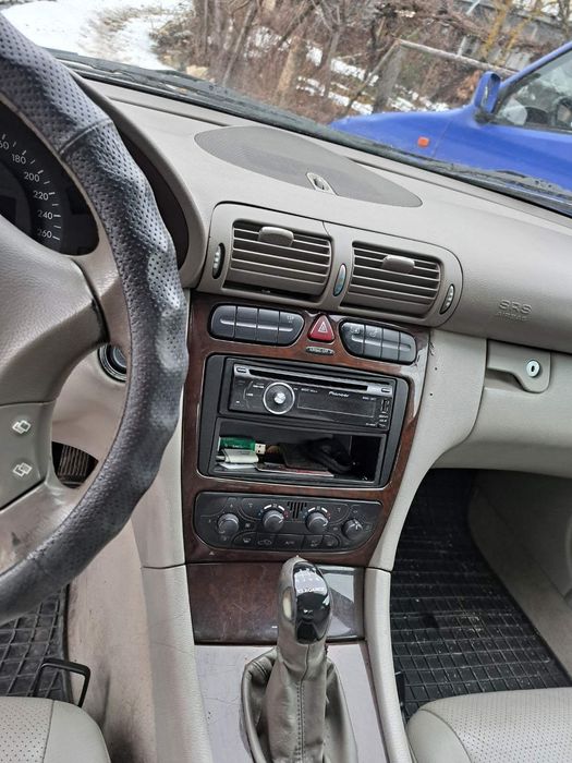 Продавам Mercedes C220