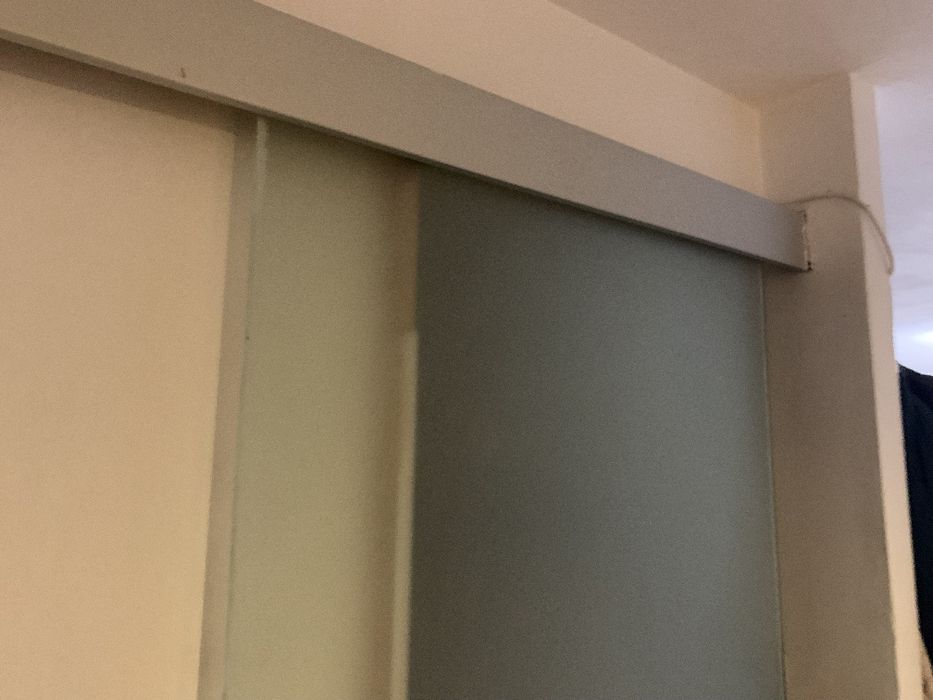 Ușa culisanta din geam securizat mat