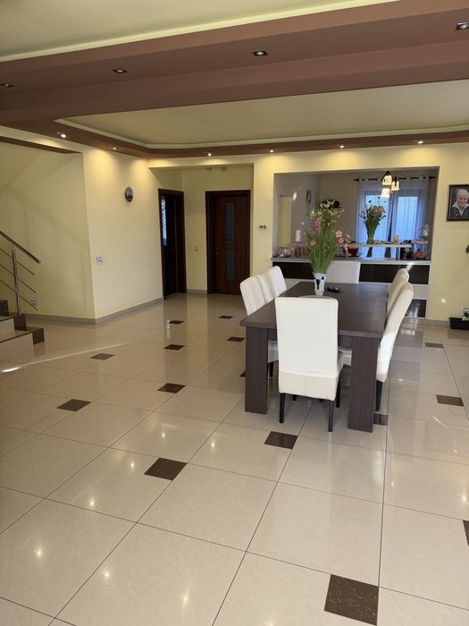 VILĂ SPAȚIOASĂ PANTELIMON, aproape de pădurea Cernica – REGIM DUPLEX | 5 DORMITOARE | 400 MP TEREN + 50 mp drum privat | MANSARDĂ | ANEXE