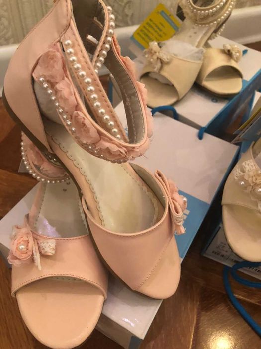 Продам сандали для девочек