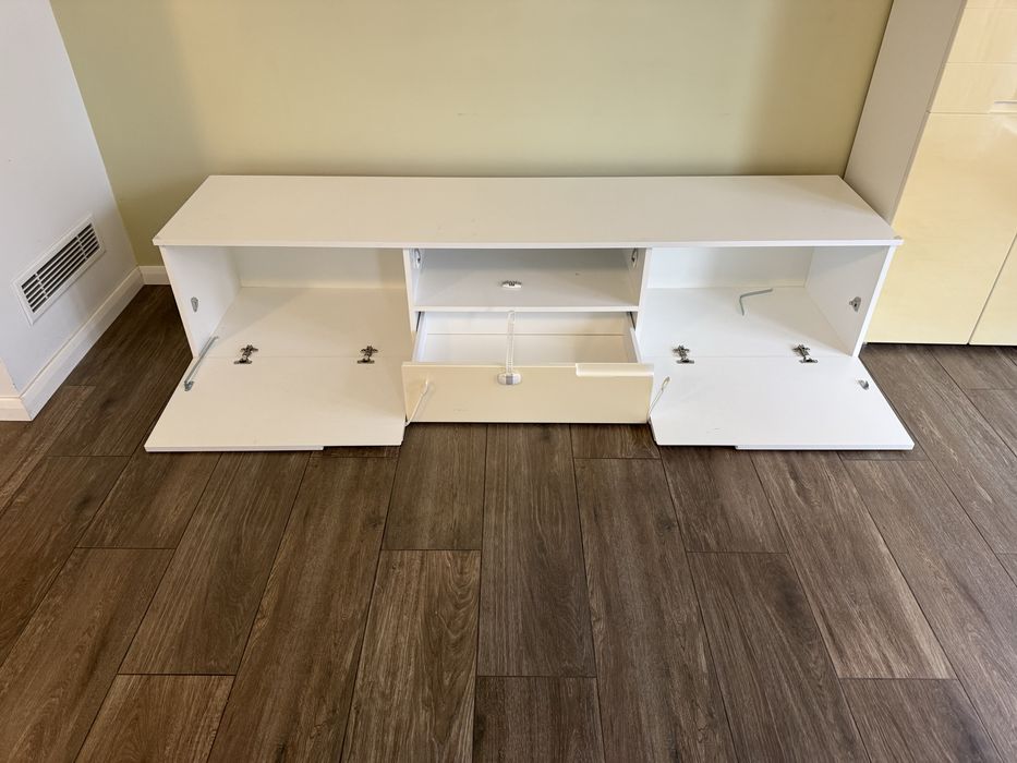 Двукрилен гардероб, тв шкаф и етажерка