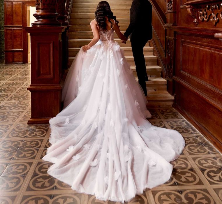 Rochie de miriasa by Ioana Călin cu trena detasabila si voal lung, corset si crăpătura pe picior