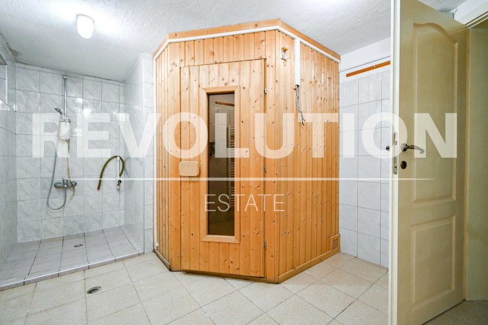 Къща на два етажа в гр. Банкя