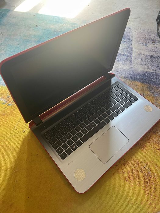 laptop Hp rosu, quadcore , video dediacat 1 gb , hdd 1tb