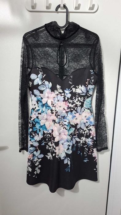 Елегантна черна рокля с флорален принт и дантелa – LIPSY London
