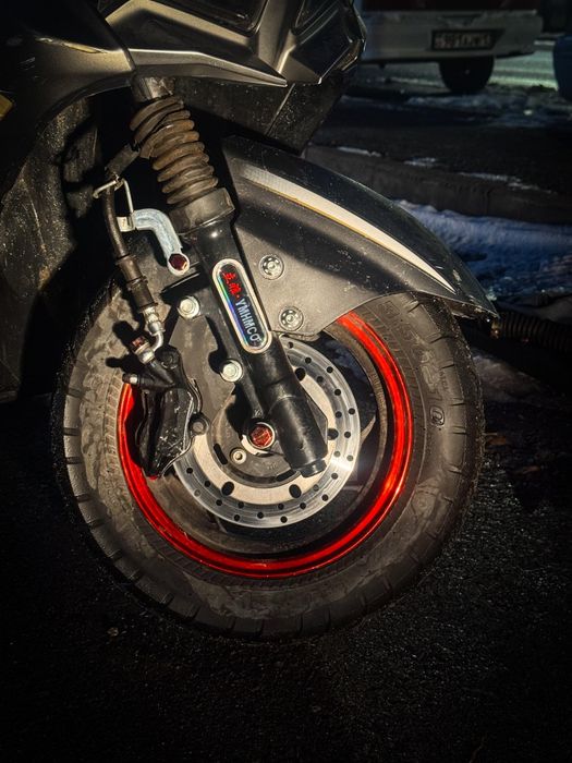 Продам мопед/скутер Ли М8