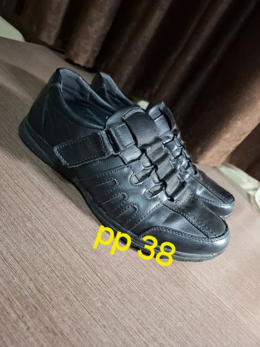 Продам школьные туфли