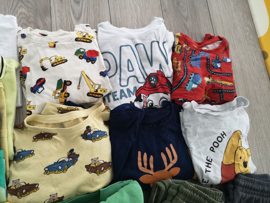 Lot băiat 110 116
6 pijamale lungi, 5tricouri, 7 bluze, 7 pantaoni
100 lei