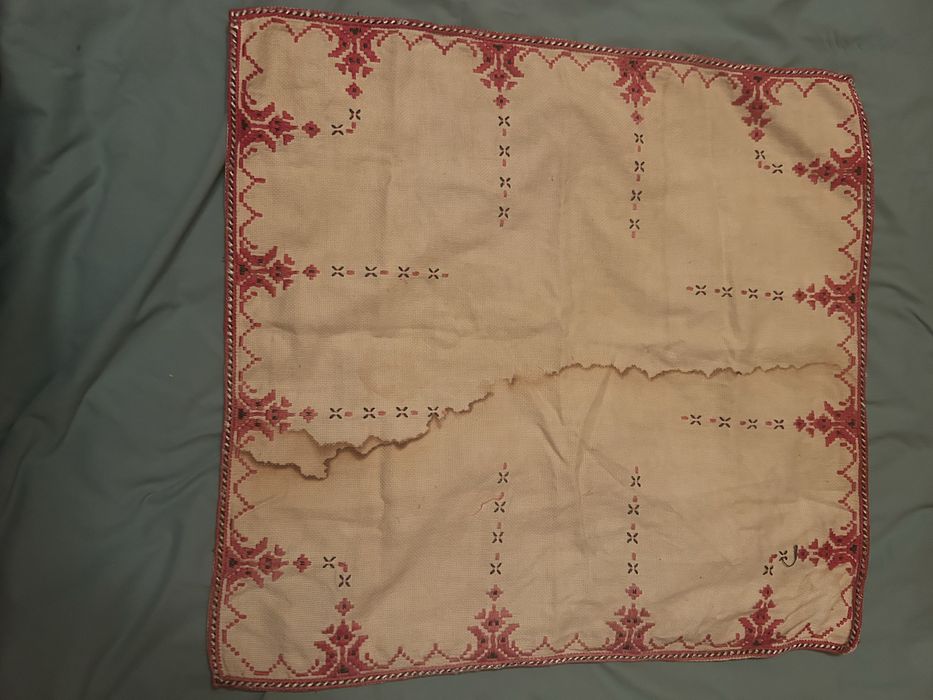 Старинно ръчно правени плетива, покривки, карета