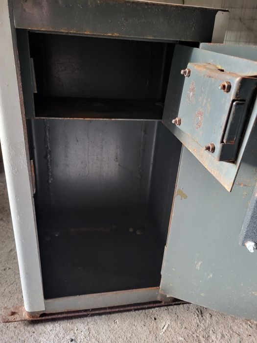 Продам сейф металлический