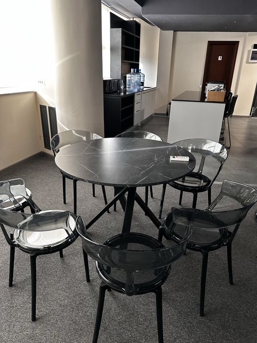 Masa rotunda cu scaune