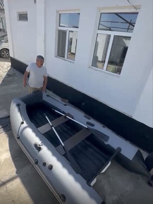 Надувная лодка с мотором