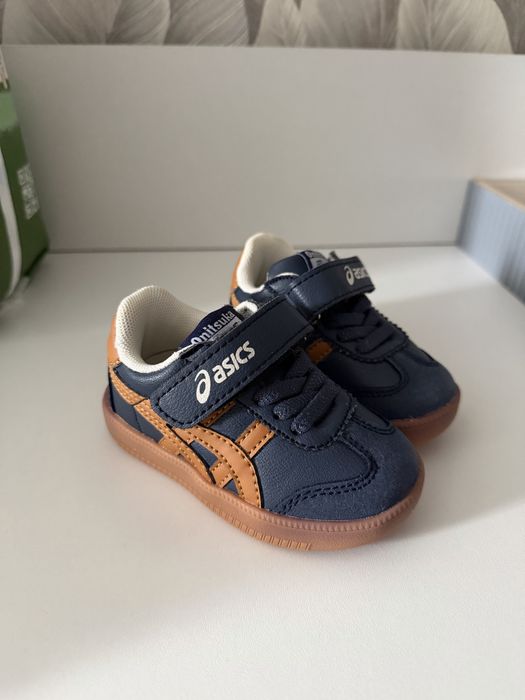 продам детские кроссовки asics