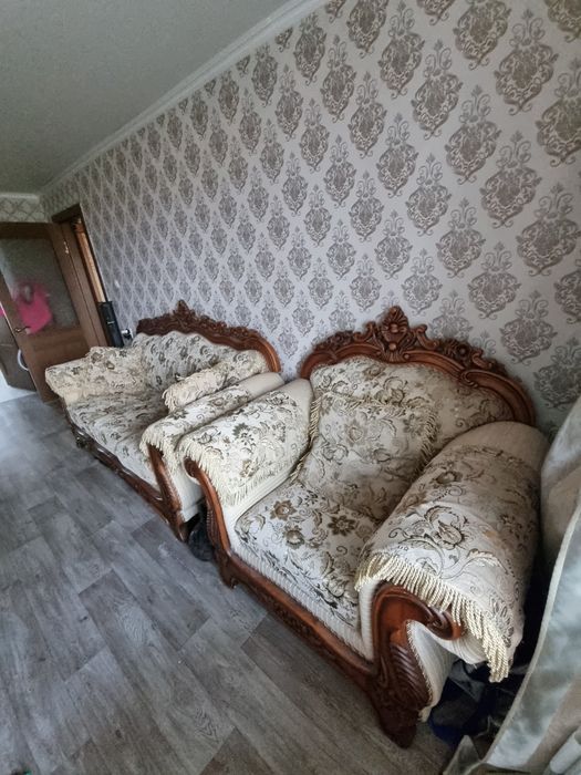 Большой диван с креслом