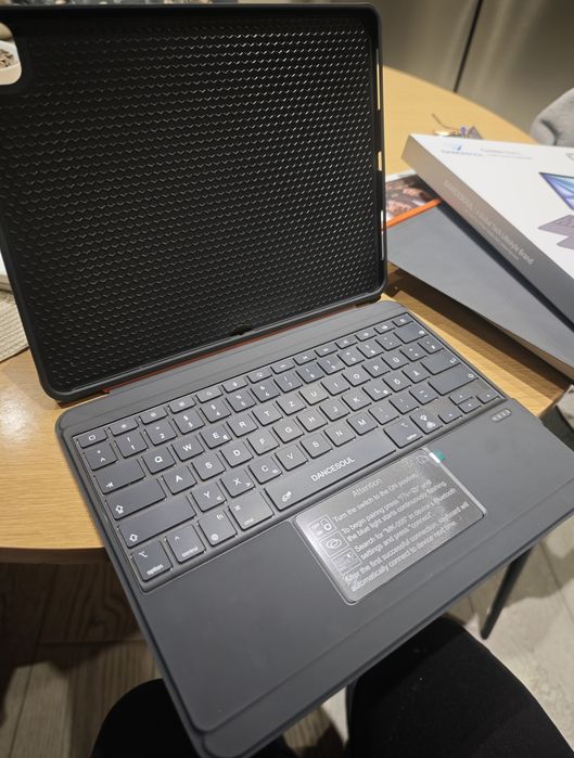 Продавам чисто нов, неизползван калъф с клавиатура и тракпад Dancesoul Combo 3 in 1 (Case + Cover + Keyboard)12.9" и 13"